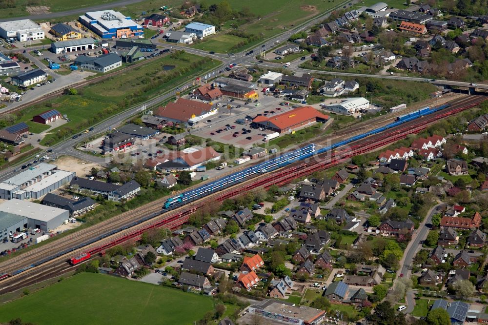 Sylt-Ost von oben - Schienen- Gleis- und Oberleitungsstrang im Streckennetz der Deutschen Bahn in Sylt-Ost im Bundesland Schleswig-Holstein, Deutschland