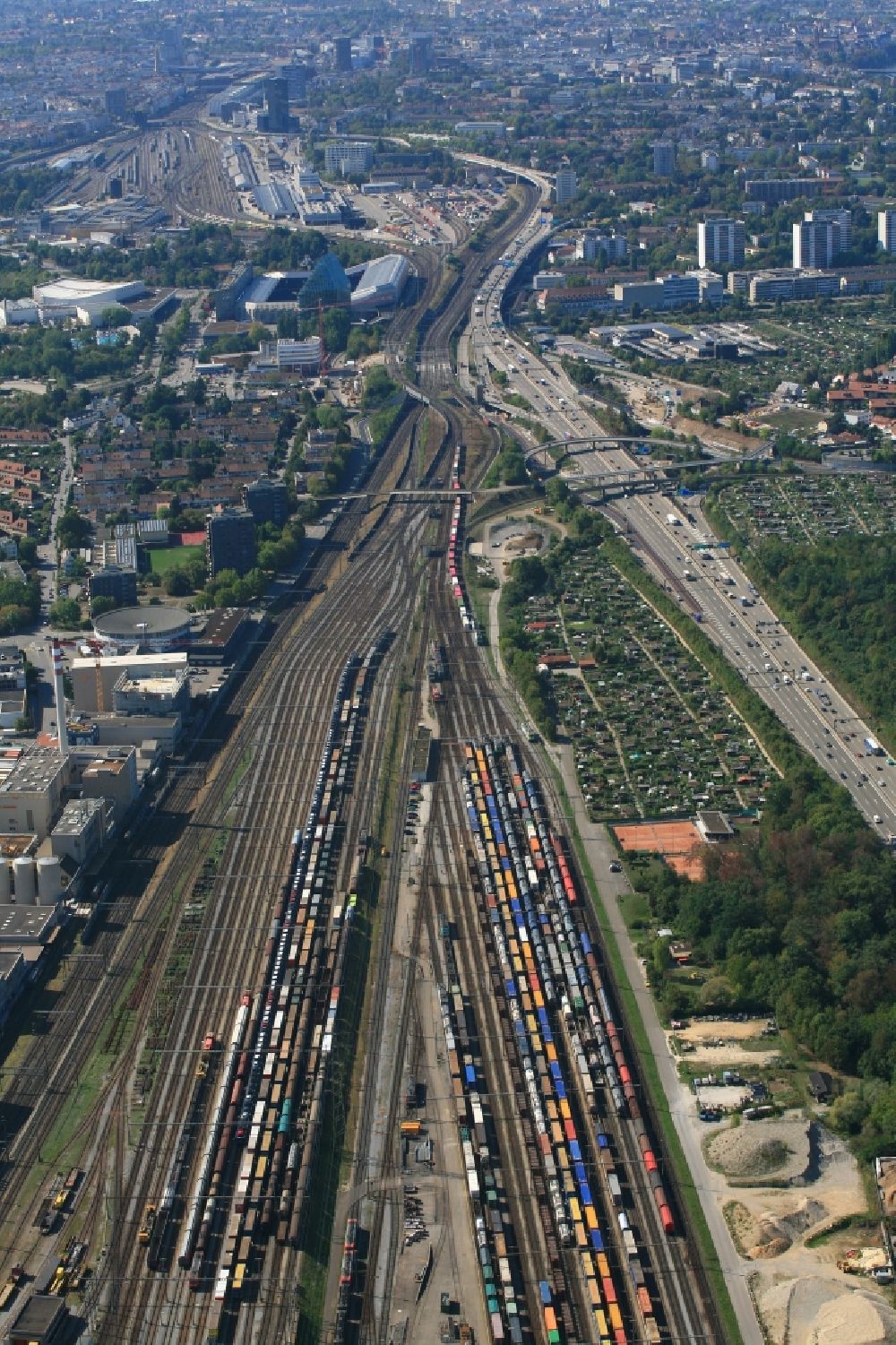 Muttenz von oben - Schienen und Gleise im Streckennetz der Schweizer Bahn beim Rangierbahnhof in Muttenz im Kanton Basel-Landschaft, Schweiz