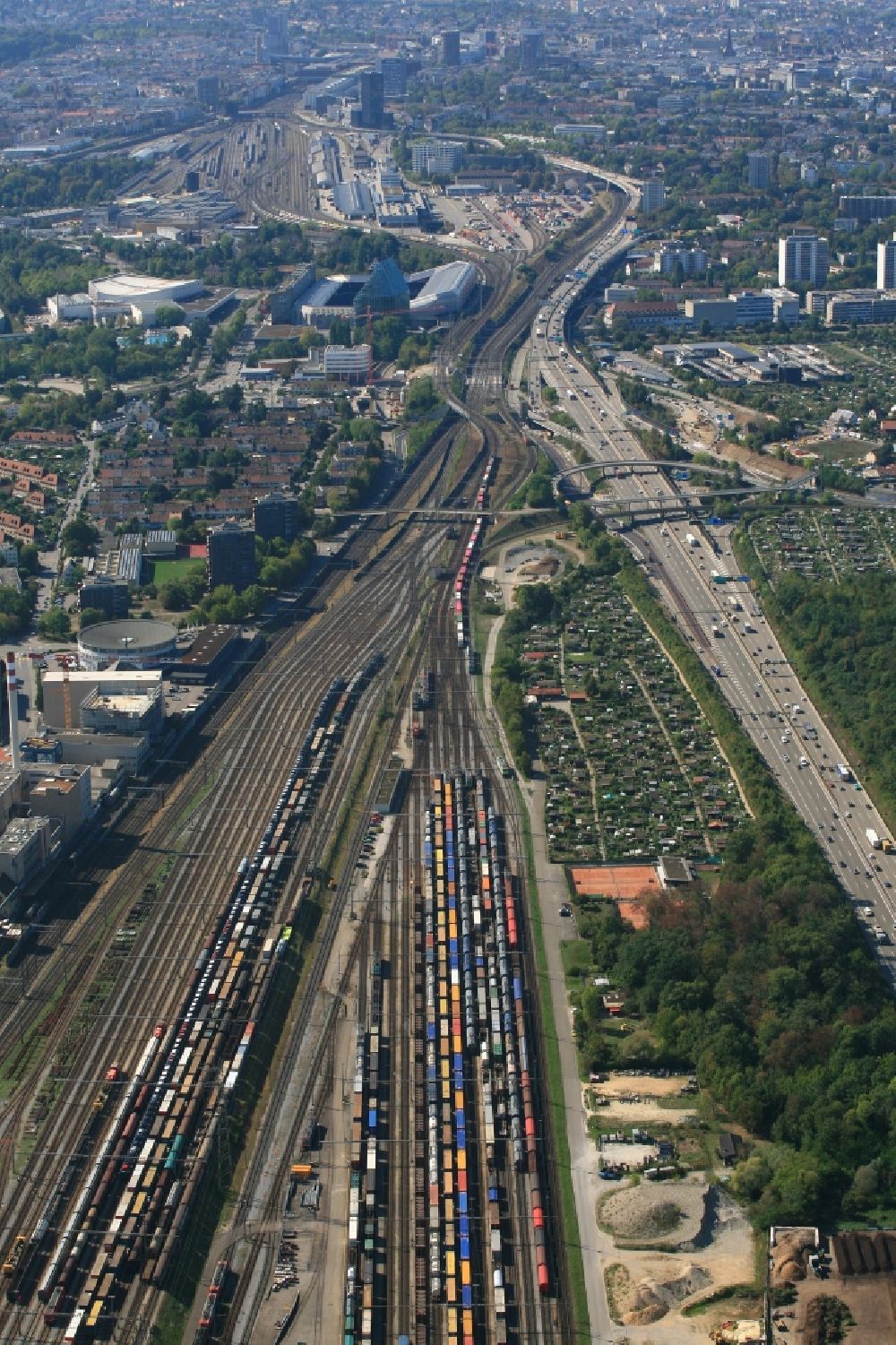 Muttenz aus der Vogelperspektive: Schienen und Gleise im Streckennetz der Schweizer Bahn beim Rangierbahnhof in Muttenz im Kanton Basel-Landschaft, Schweiz