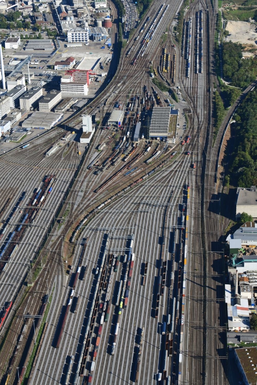 Muttenz von oben - Schienen, Gleise und Züge im Streckennetz der Schweizer Bahn beim Rangierbahnhof in Muttenz im Kanton Basel-Landschaft, Schweiz