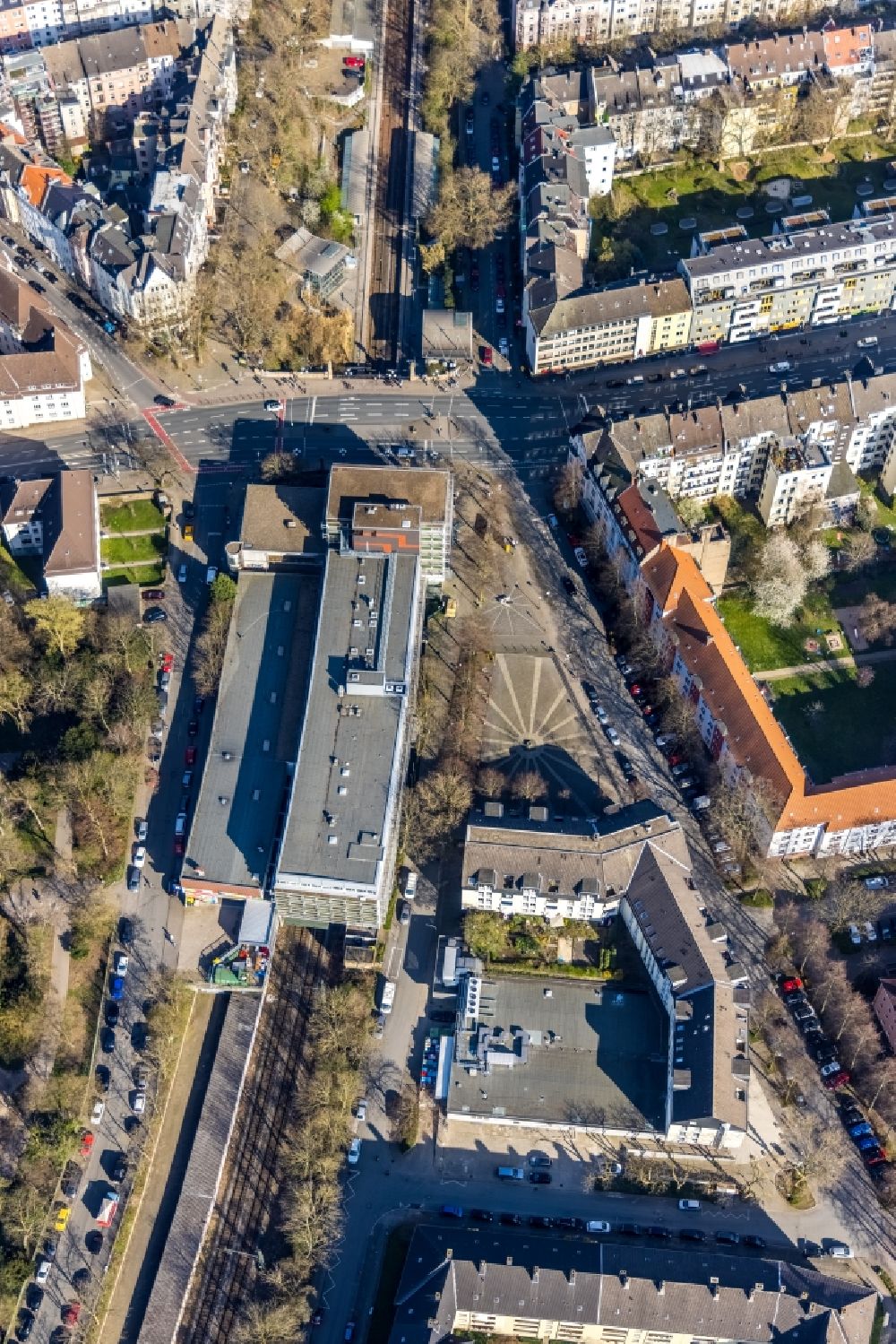 Luftbild Dortmund - Schienen- und Gleisverlauf unter Bürohaus im Ortsteil Westpark in Dortmund im Bundesland Nordrhein-Westfalen, Deutschland