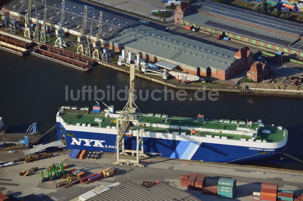 Hamburg von oben - Schiff am O’Swaldkai auf dem Kleinen Grasbrook im Hafen von Hamburg