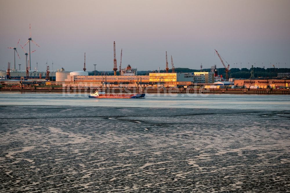 Bremerhaven aus der Vogelperspektive: Schiff - Spezialschiff in Fahrt in Bremerhaven im Bundesland Bremen, Deutschland