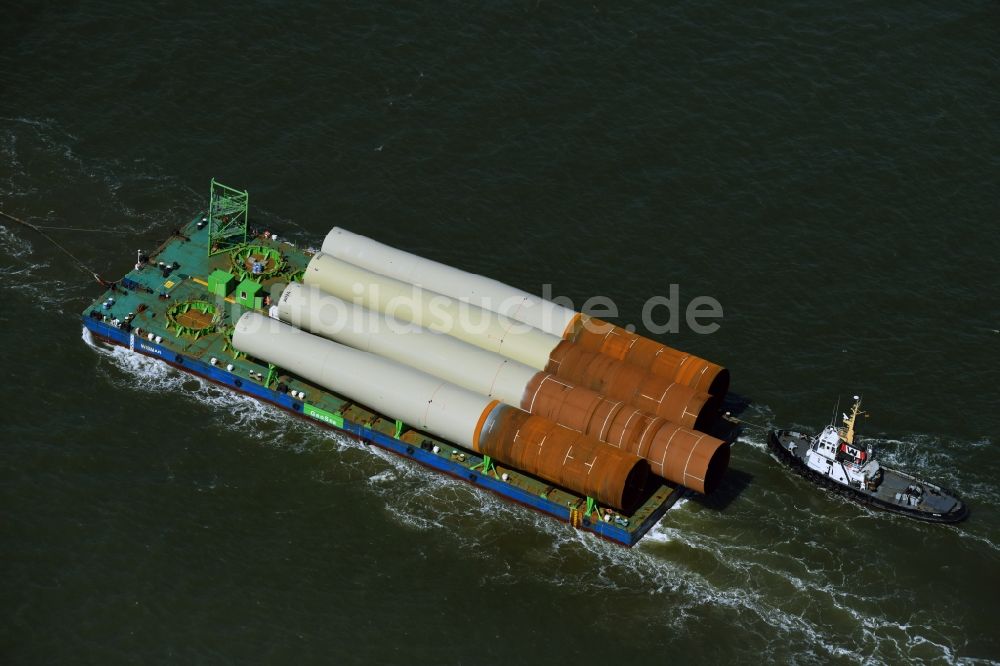 Luftaufnahme Cuxhaven - Schiff - Spezialschiff in Fahrt für die GeoSea, das Offshore-Wasserbauunternehmen der DEME-Group in Cuxhaven im Bundesland Niedersachsen, Deutschland