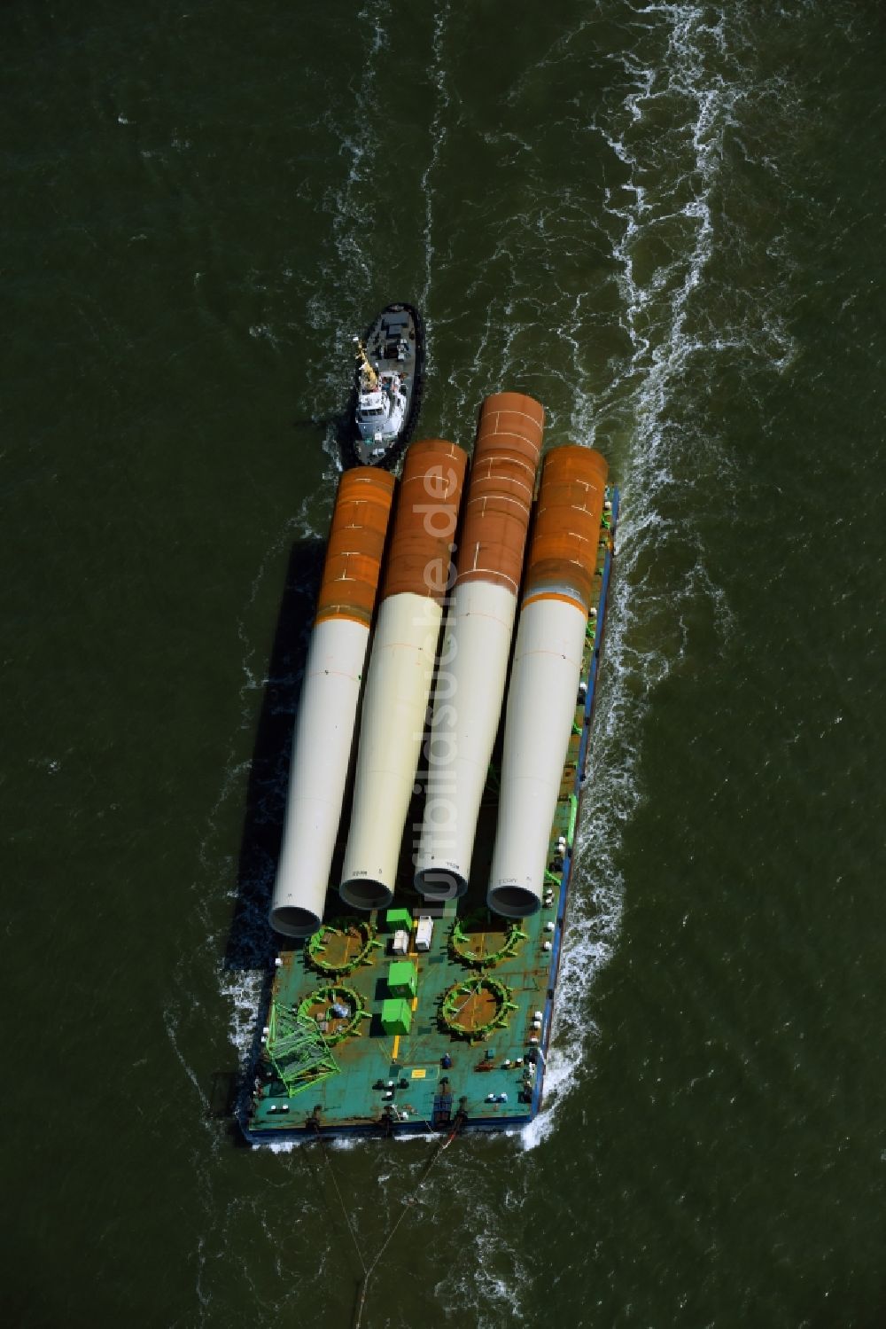 Luftbild Cuxhaven - Schiff - Spezialschiff in Fahrt für die GeoSea, das Offshore-Wasserbauunternehmen der DEME-Group in Cuxhaven im Bundesland Niedersachsen, Deutschland
