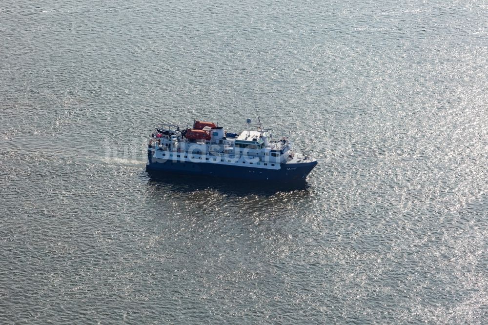 Langeneß von oben - Schiff - Spezialschiff in Fahrt im nordfriesischen Wattenmeer im Bundesland Schleswig-Holstein, Deutschland