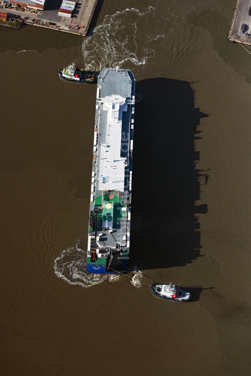 Luftaufnahme Bremerhaven - Schiff - Spezialschiff Fahrzeugtransporter RCC ASIA im Hafen in Bremerhaven im Bundesland Bremen, Deutschland