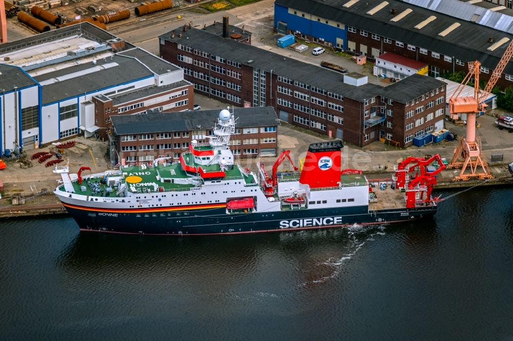 Luftaufnahme Emden - Schiff - Spezialschiff - Forschungsschiff Sonne im Hafen in Emden im Bundesland Niedersachsen, Deutschland