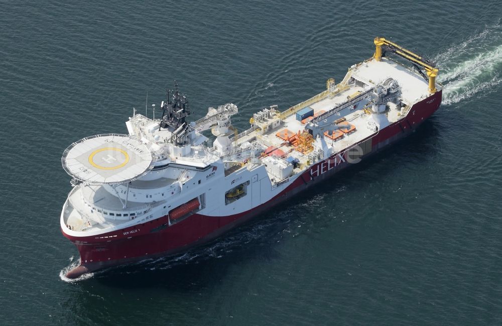 Broager von oben - Schiff - Spezialschiff für Ölquellen -Erkundung in Fahrt auf der Flensburger Förde in Broager in Syddanmark, Dänemark
