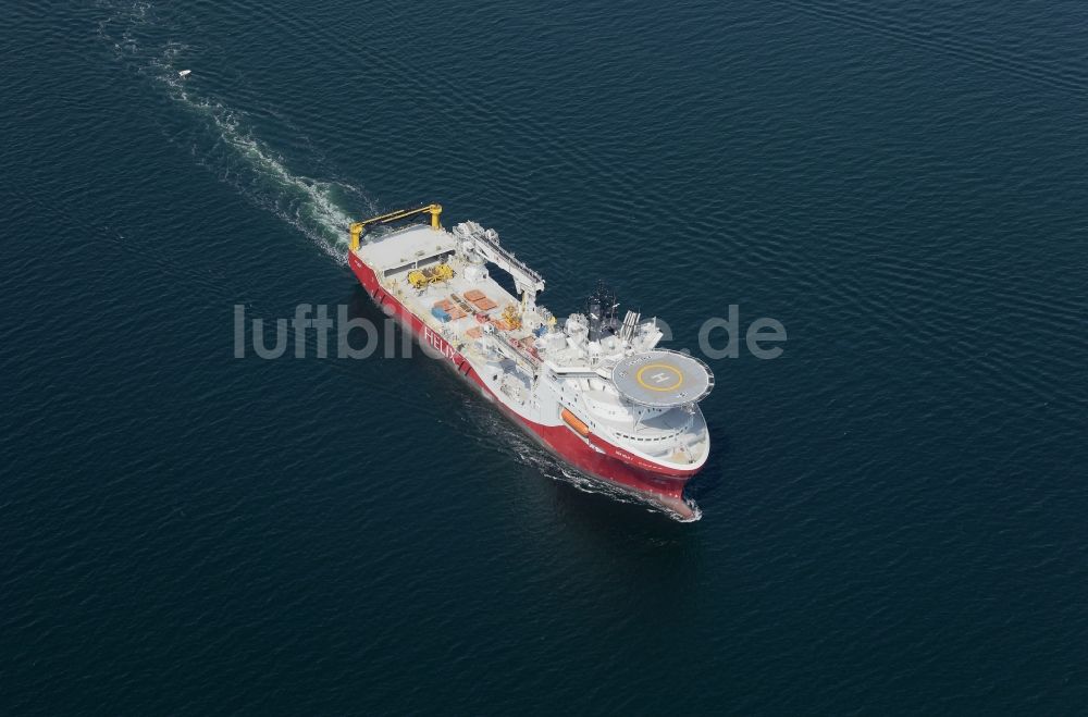 Broager von oben - Schiff - Spezialschiff für Ölquellen -Erkundung in Fahrt auf der Flensburger Förde in Broager in Syddanmark, Dänemark