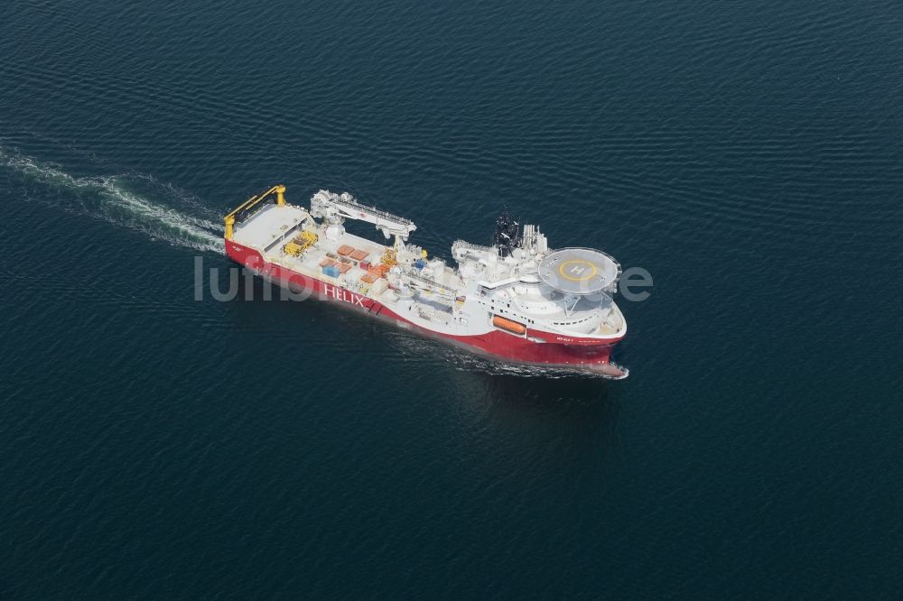 Luftbild Broager - Schiff - Spezialschiff für Ölquellen -Erkundung in Fahrt auf der Flensburger Förde in Broager in Syddanmark, Dänemark