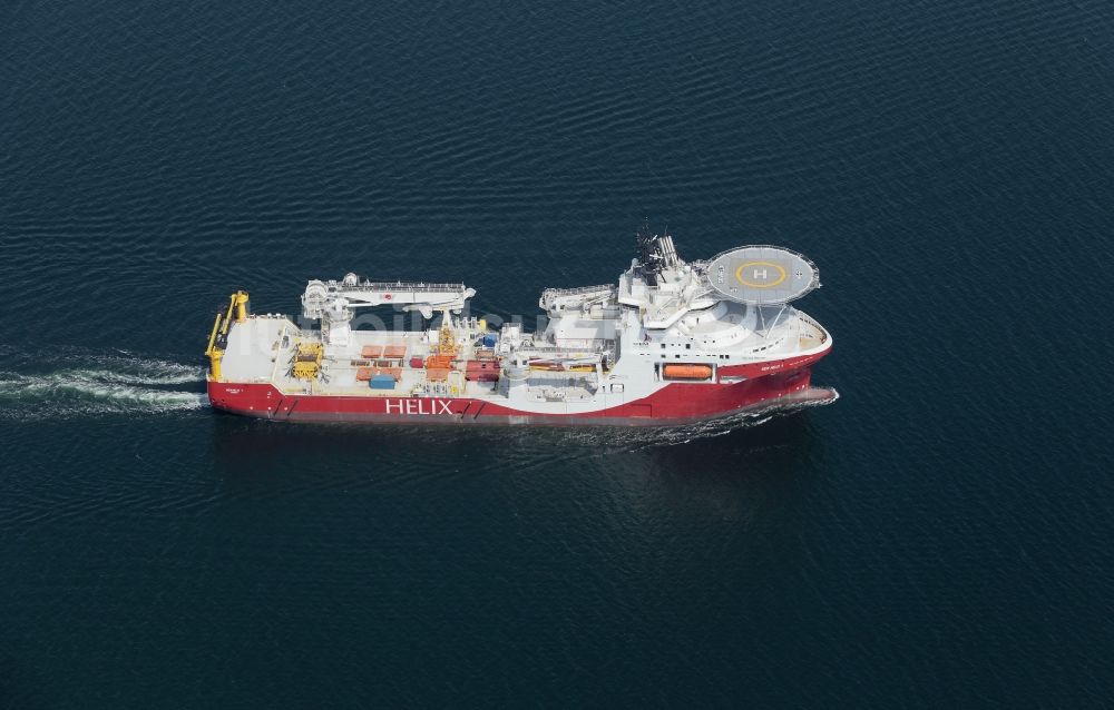 Luftbild Broager - Schiff - Spezialschiff für Ölquellen -Erkundung in Fahrt auf der Flensburger Förde in Broager in Syddanmark, Dänemark