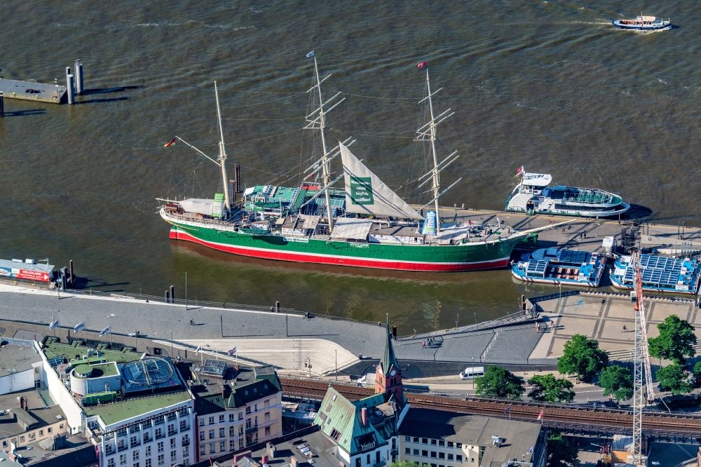 Hamburg von oben - Schiff - Spezialschiff des Museumsschiff Rickmer Rickmers Bei den St. Pauli-Landungsbrücken im Hafen im Ortsteil Neustadt in Hamburg, Deutschland