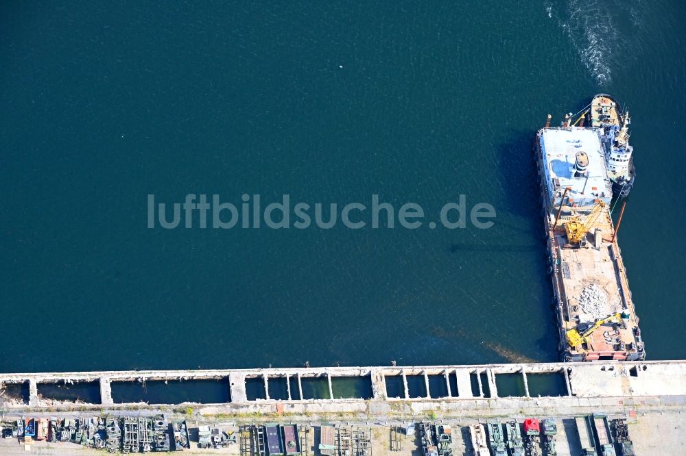 Luftbild Flensburg - Schiff - Spezialschiff reißt Hafenanlagen am Parkplatz Phänomenta an der Schiffbrücke ab im Hafen in Flensburg im Bundesland Schleswig-Holstein, Deutschland
