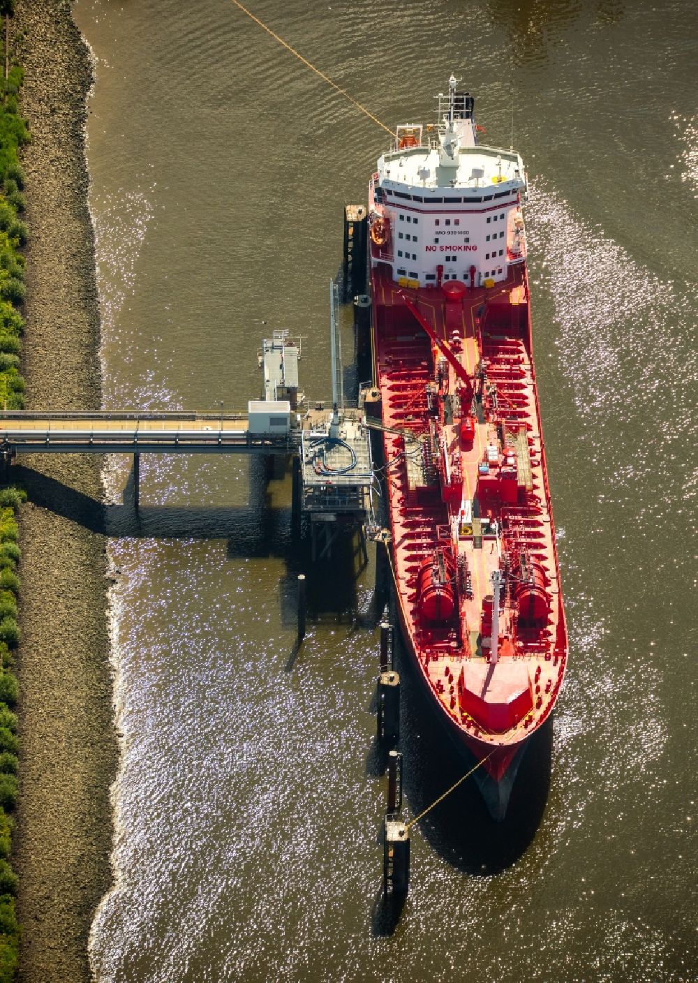 Hamburg aus der Vogelperspektive: Schiff - Spezialschiff Tankschiff im Hafen in Hamburg
