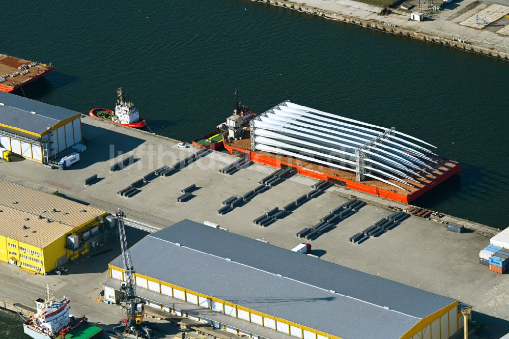Luftaufnahme Swinemünde - Schiff - Spezialschiff zum Transport von Windrad - Rotorblättern im Hafen in Swinemünde in Woiwodschaft Westpommern, Polen