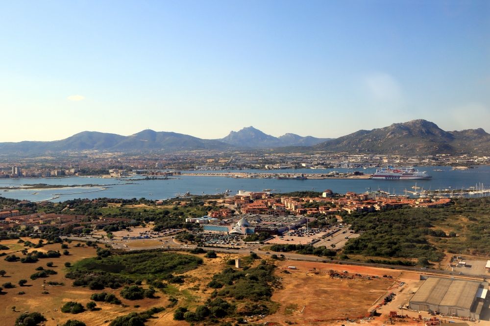 Olbia aus der Vogelperspektive: Schiffe im Hafen von Olbia auf der Insel Sardinien in Italien