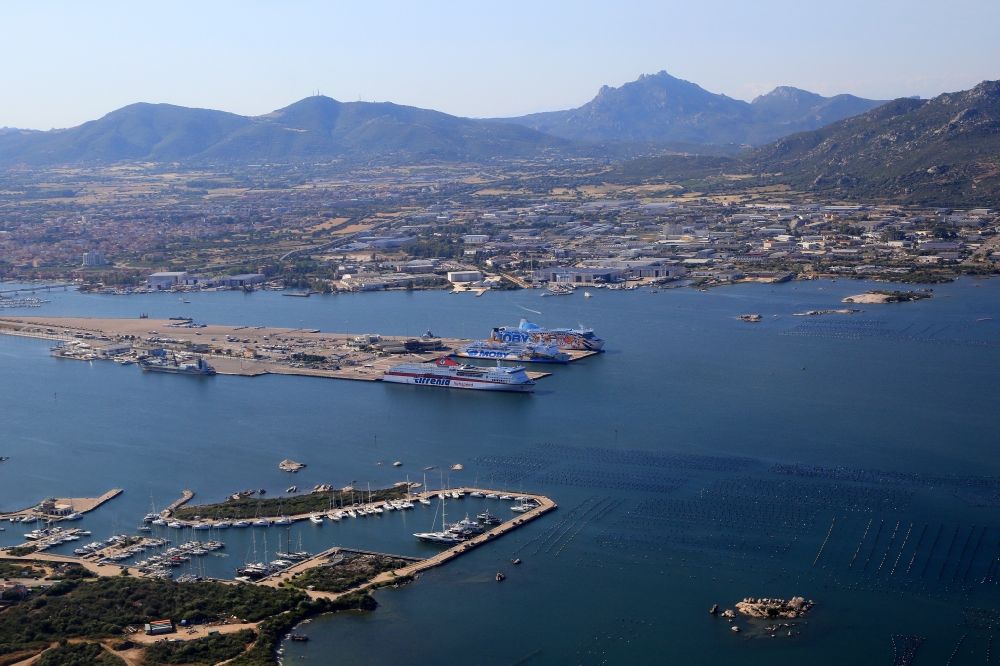 Luftbild Olbia - Schiffe im Hafen von Olbia auf der Insel Sardinien in Italien