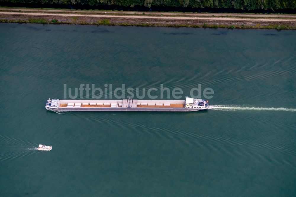 Rhinau von oben - Schiffe und Schleppverbände der Binnenschiffahrt in Fahrt auf der Wasserstraße des Flußverlaufes des Rhein in Rhinau in Elsass, Frankreich