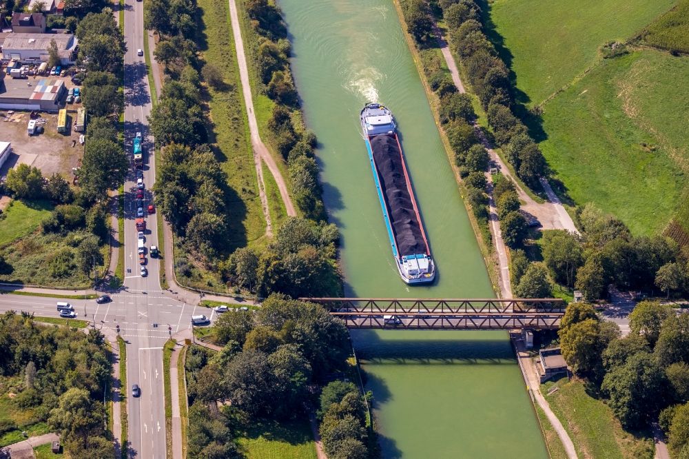 Hünxe von oben - Schiffe und Schleppverbände der Binnenschiffahrt in Fahrt auf der Wasserstraße des Flußverlaufes auf dem Wesel-Datteln-Kanal in Hünxe im Bundesland Nordrhein-Westfalen, Deutschland