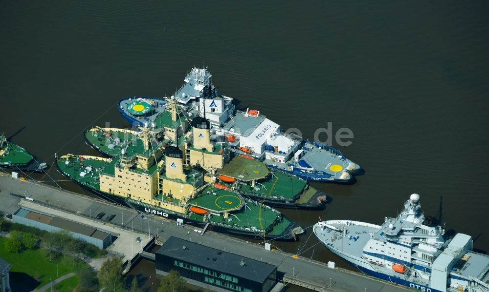Luftaufnahme Helsinki - Schiffe - Spezialschiffe der finnischen Eisbrecherflotte liegen am Nordufer im Hafen von Katajanokka vor Anker in Helsinki in Finnland