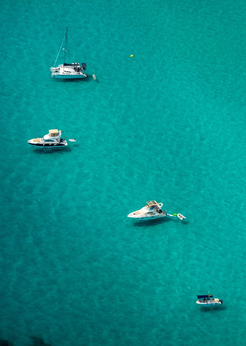Luftbild Ses Covetes - Schiffe und Wasseroberfläche an der Meeres- Küste Cala Magrana in Ses Covetes in Islas Baleares, Spanien