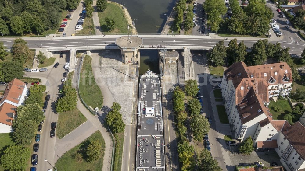 Luftbild Regensburg - Schifffahrtsschleuse im Ortsteil Stadtamhof in Regensburg im Bundesland Bayern