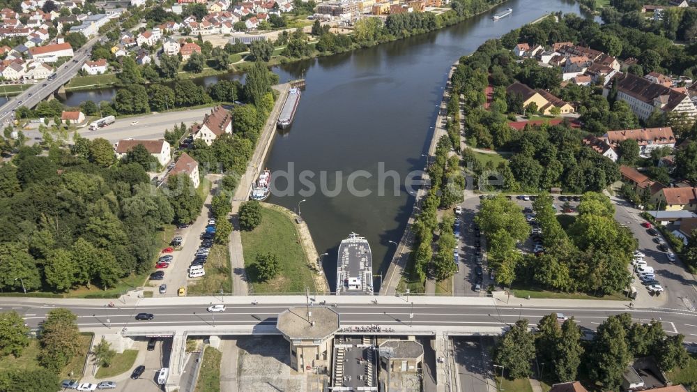 Regensburg von oben - Schifffahrtsschleuse im Ortsteil Stadtamhof in Regensburg im Bundesland Bayern