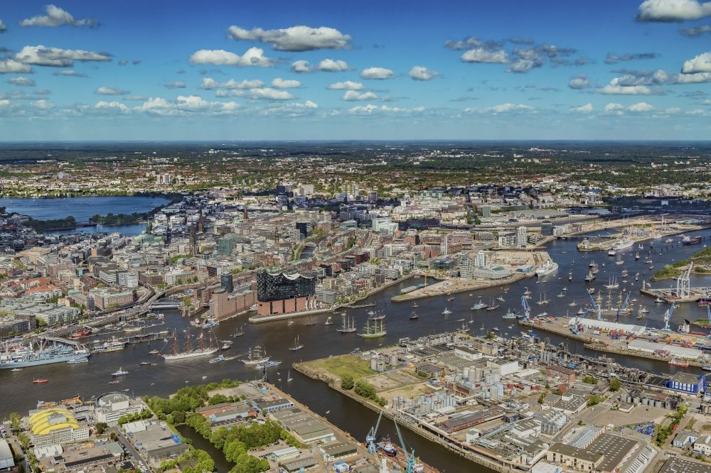 Luftbild Hamburg - Schiffs- Anlegestellen am Hafenbecken des Binnenhafen bei der Auslaufparade von Großseglern im Ortsteil Steinwerder in Hamburg, Deutschland