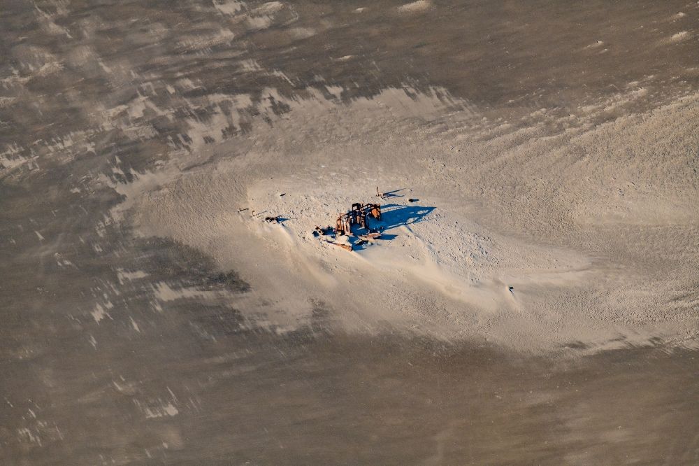 Luftaufnahme Butjadingen - Schiffs - Wrack Balmoral einem Stückgutfrachter auf einer Sandbank vor der Insel Mellum im Bundesland Niedersachsen, Deutschland