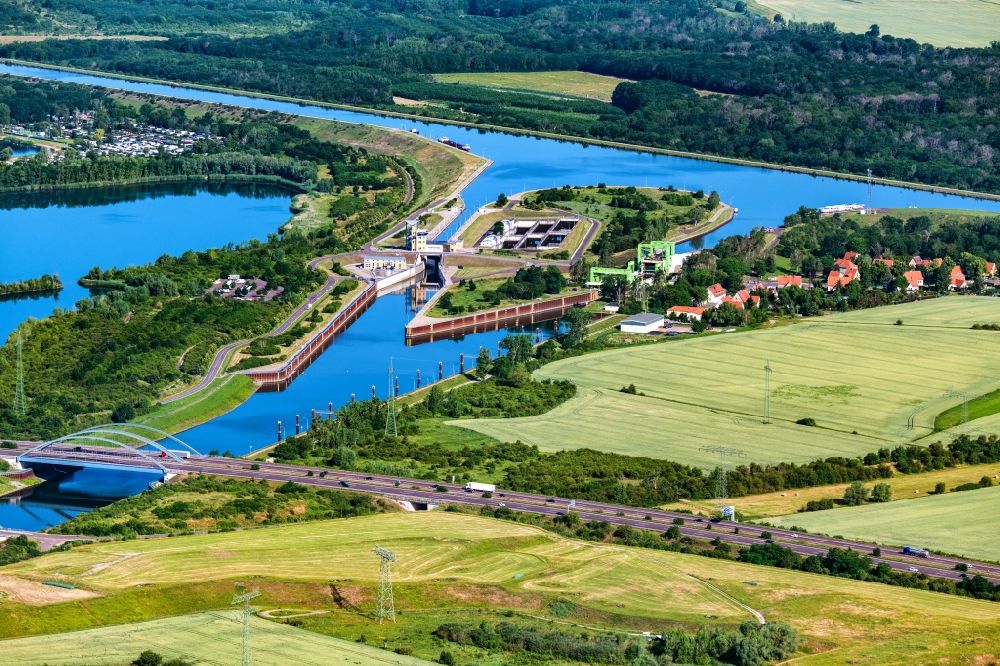 Luftaufnahme Rothensee - Schiffshebewerk und Schleusenanlagen am Ufer der Wasserstraße Abstiegskanal in Rothensee im Bundesland Sachsen-Anhalt, Deutschland