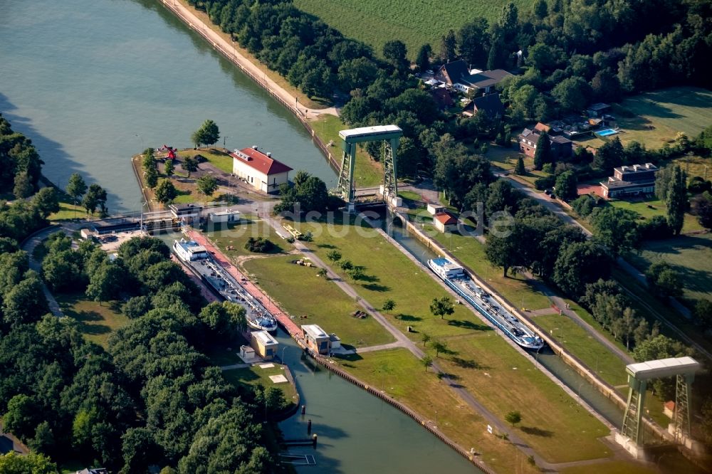 Luftaufnahme Datteln - Schiffshebewerk und Schleusenanlagen am Ufer der Wasserstraße des Wesel-Datteln-Kanals in Datteln im Bundesland Nordrhein-Westfalen, Deutschland