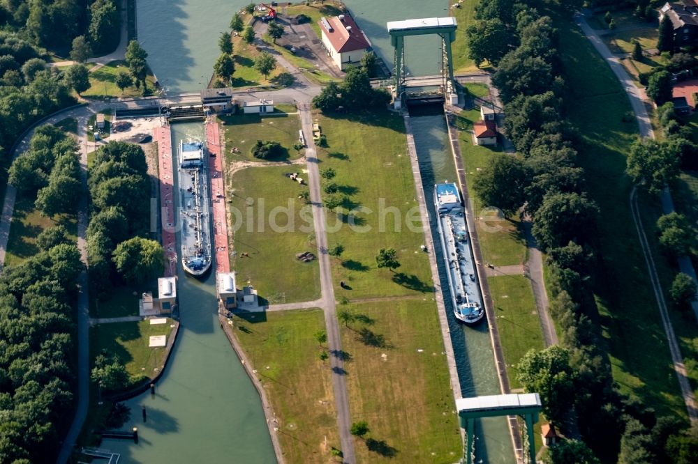 Datteln von oben - Schiffshebewerk und Schleusenanlagen am Ufer der Wasserstraße des Wesel-Datteln-Kanals in Datteln im Bundesland Nordrhein-Westfalen, Deutschland