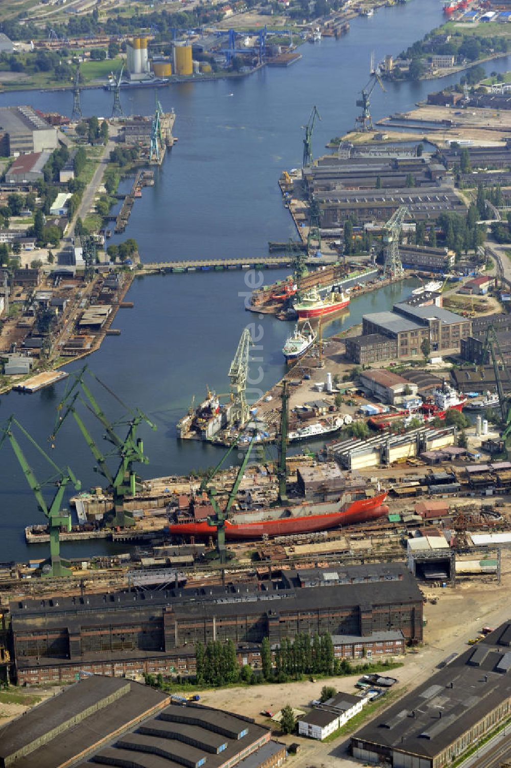 Luftaufnahme Danzig / Gdansk - Schiffsneubau der Syn Antares im Hafen von Danzig, Polen