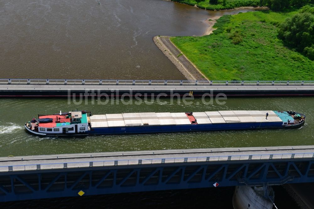 Luftbild Hohenwarthe - Schiffsverkehr auf der Trogbrücke vom Mittellandkanal über die Elbe zum Elbe-Havel-Kanal am Wasserstraßenkreuz MD bei Hohenwarthe in Sachsen-Anhalt