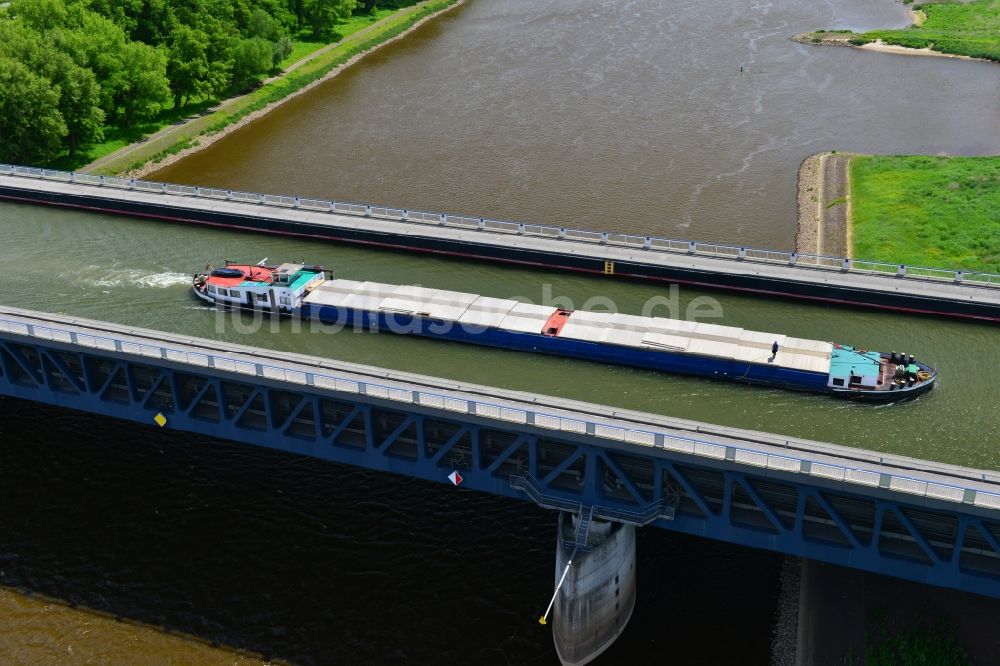 Luftaufnahme Hohenwarthe - Schiffsverkehr auf der Trogbrücke vom Mittellandkanal über die Elbe zum Elbe-Havel-Kanal am Wasserstraßenkreuz MD bei Hohenwarthe in Sachsen-Anhalt