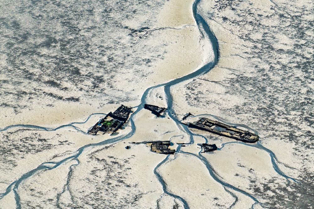 Luftbild Wurster Nordseeküste - Schiffswrack im Wattenmeer der Wurster Nordseeküste im Bundesland Niedersachsen, Deutschland
