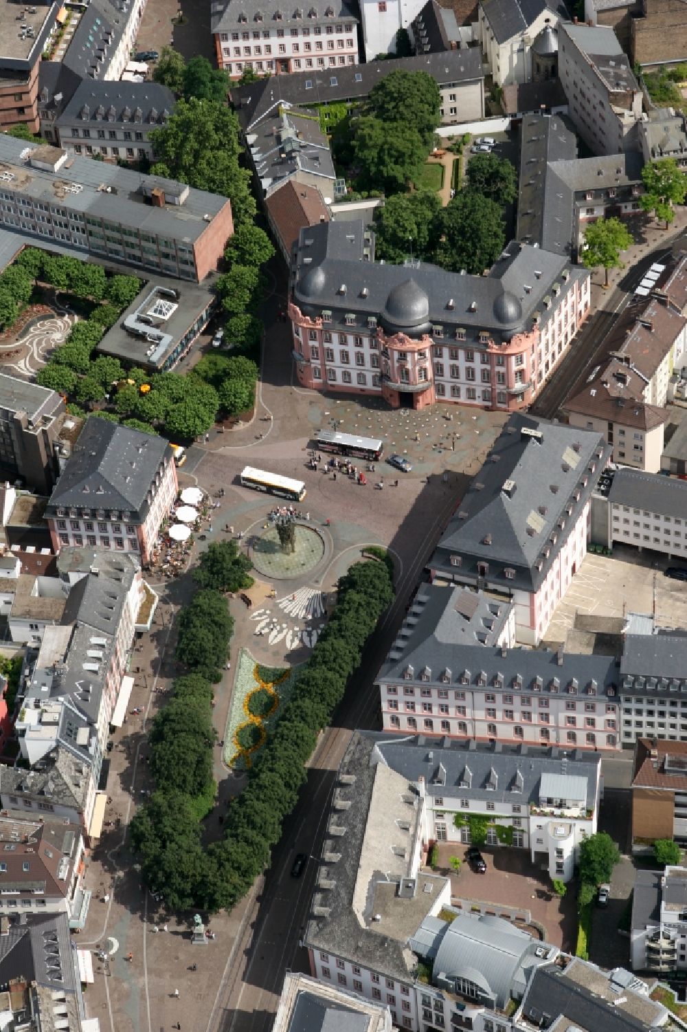 Luftaufnahme Mainz - Schillerplatz und Osteiner Hof in der Innenstadt von Mainz im Bundesland Rheinland-Pfalz