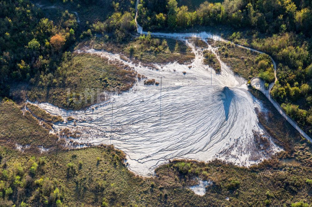 Nirano von oben - Schlammvulkan- und -Krater- Landschaft Riserva naturale Salse di Nirano in in Emilia-Romagna, Italien