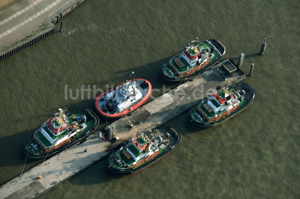 Luftbild Hamburg - Schlepper- Schleppschiffe an der Neuen Schlepperbrücke im Ortsteil Neumühlen in Hamburg