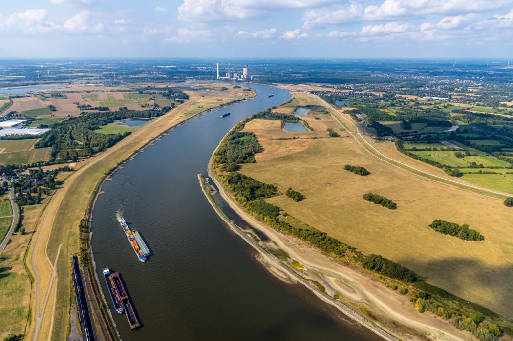 Orsoy von oben - Schleppverbände der Binnenschiffahrt in Fahrt auf dem Rhein in Orsoy im Bundesland Nordrhein-Westfalen, Deutschland