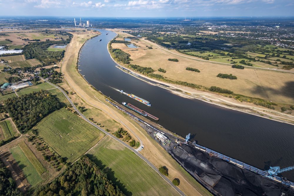 Orsoy aus der Vogelperspektive: Schleppverbände der Binnenschiffahrt in Fahrt auf dem Rhein in Orsoy im Bundesland Nordrhein-Westfalen, Deutschland