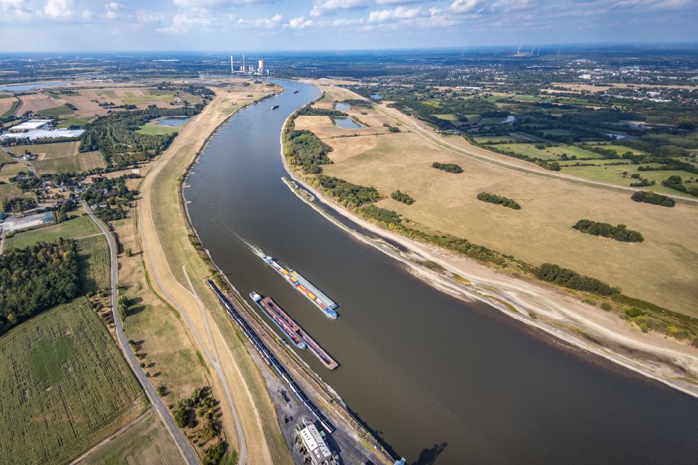 Luftbild Orsoy - Schleppverbände der Binnenschiffahrt in Fahrt auf dem Rhein in Orsoy im Bundesland Nordrhein-Westfalen, Deutschland