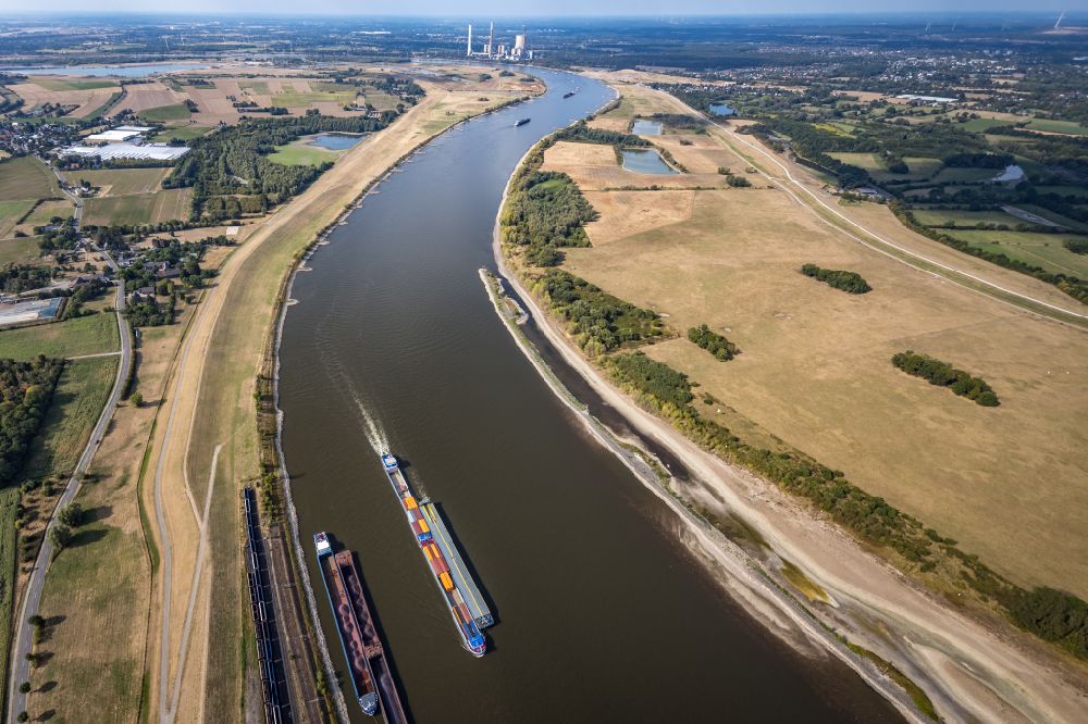 Luftaufnahme Orsoy - Schleppverbände der Binnenschiffahrt in Fahrt auf dem Rhein in Orsoy im Bundesland Nordrhein-Westfalen, Deutschland