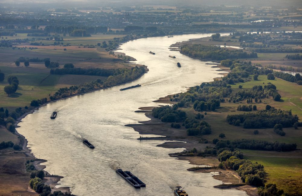 Luftbild Wesel - Schleppverbände der Binnenschiffahrt in Fahrt auf dem Rhein in Wesel im Bundesland Nordrhein-Westfalen, Deutschland