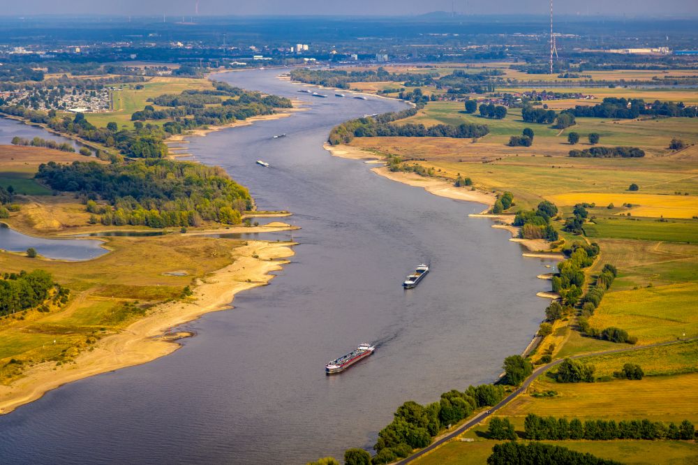 Luftbild Xanten - Schleppverbände der Binnenschiffahrt in Fahrt auf dem Rhein in Xanten im Bundesland Nordrhein-Westfalen, Deutschland