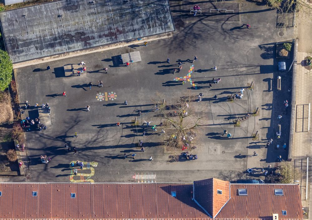Luftbild Werden - Schüler auf dem Schulhof des Gymnasium Essen Werden in Werden im Bundesland Nordrhein-Westfalen, Deutschland