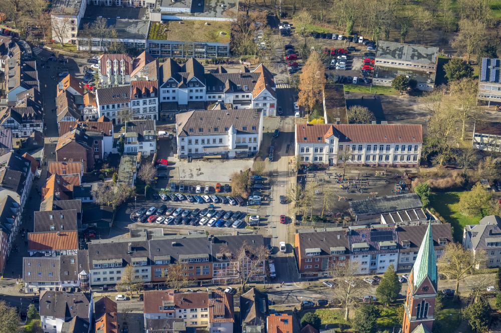 Werden von oben - Schüler auf dem Schulhof des Gymnasium Essen Werden in Werden im Bundesland Nordrhein-Westfalen, Deutschland