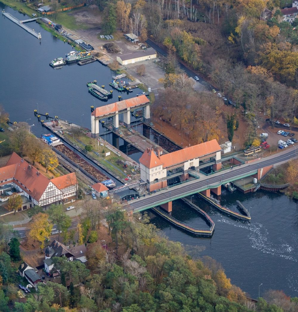 Luftaufnahme Kleinmachnow - Schleuse Kleinmachnow am Ufer des Teltowkanal im Bundesland Brandenburg