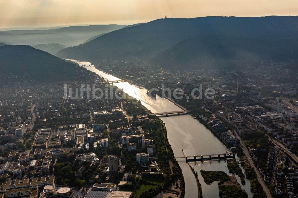 Heidelberg aus der Vogelperspektive: 2 Schleusen und 2 Brücken über den Neckar in Heidelberg im Bundesland Baden-Württemberg, Deutschland